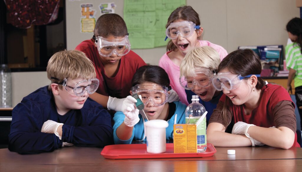 Estudiantes aprendiendo ciencias en la primaria